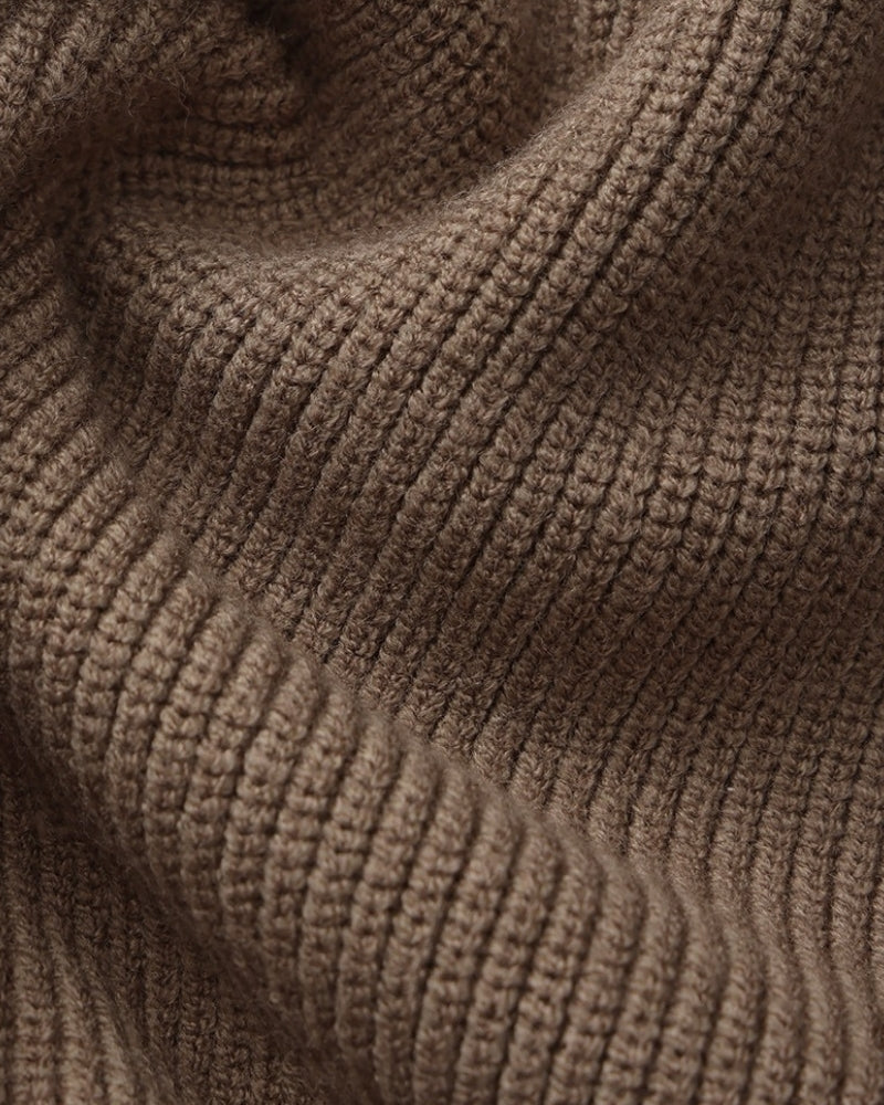Raffinierter Strickpullover mit halbem Reißverschluss