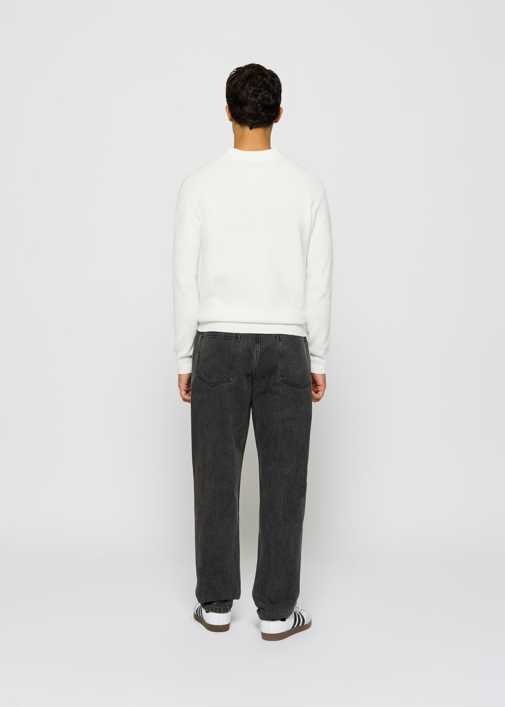 Bekannte dunkle Jeans