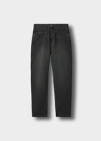 Bekannte dunkle Jeans