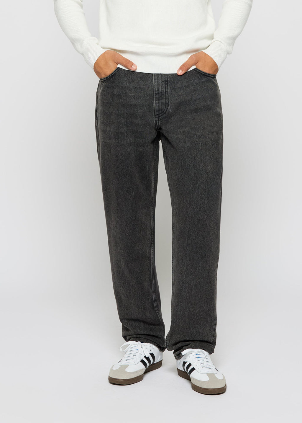 Bekannte dunkle Jeans