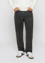 Bekannte dunkle Jeans