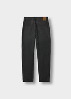 Bekannte dunkle Jeans