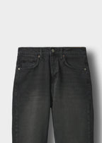 Bekannte dunkle Jeans