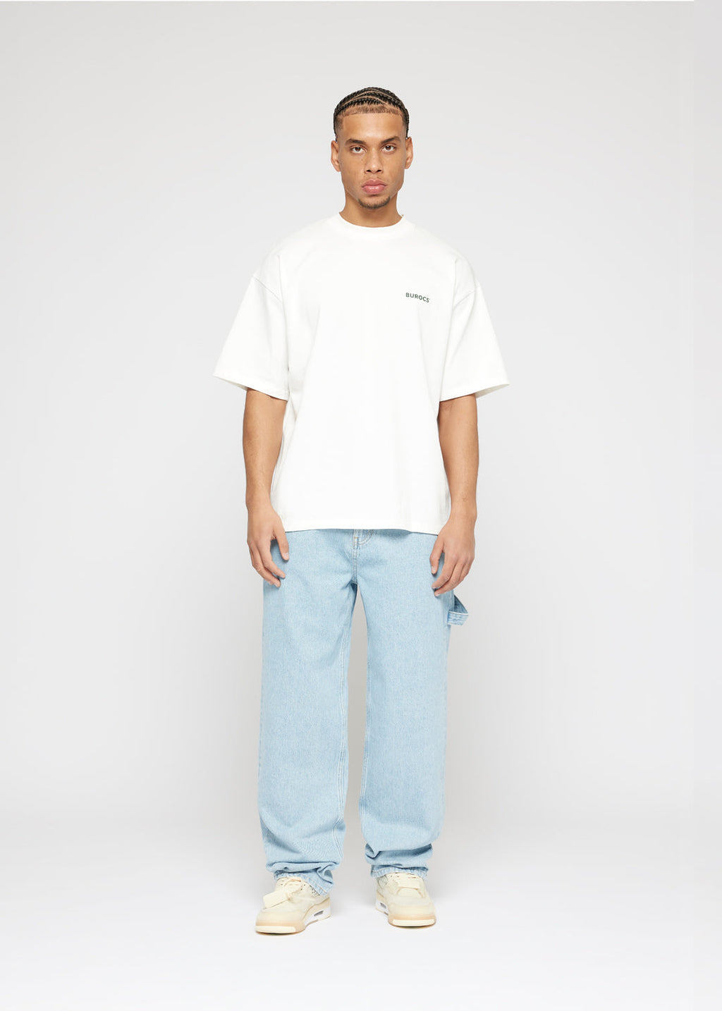 Bekannte blaue Baggy-Jeans