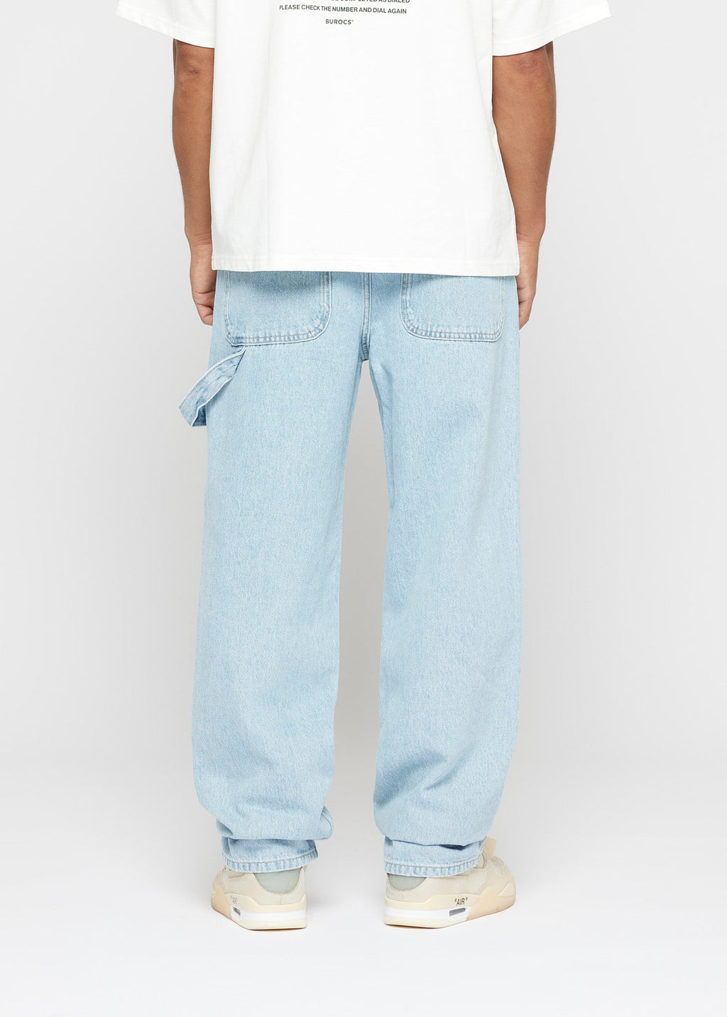 Bekannte blaue Baggy-Jeans