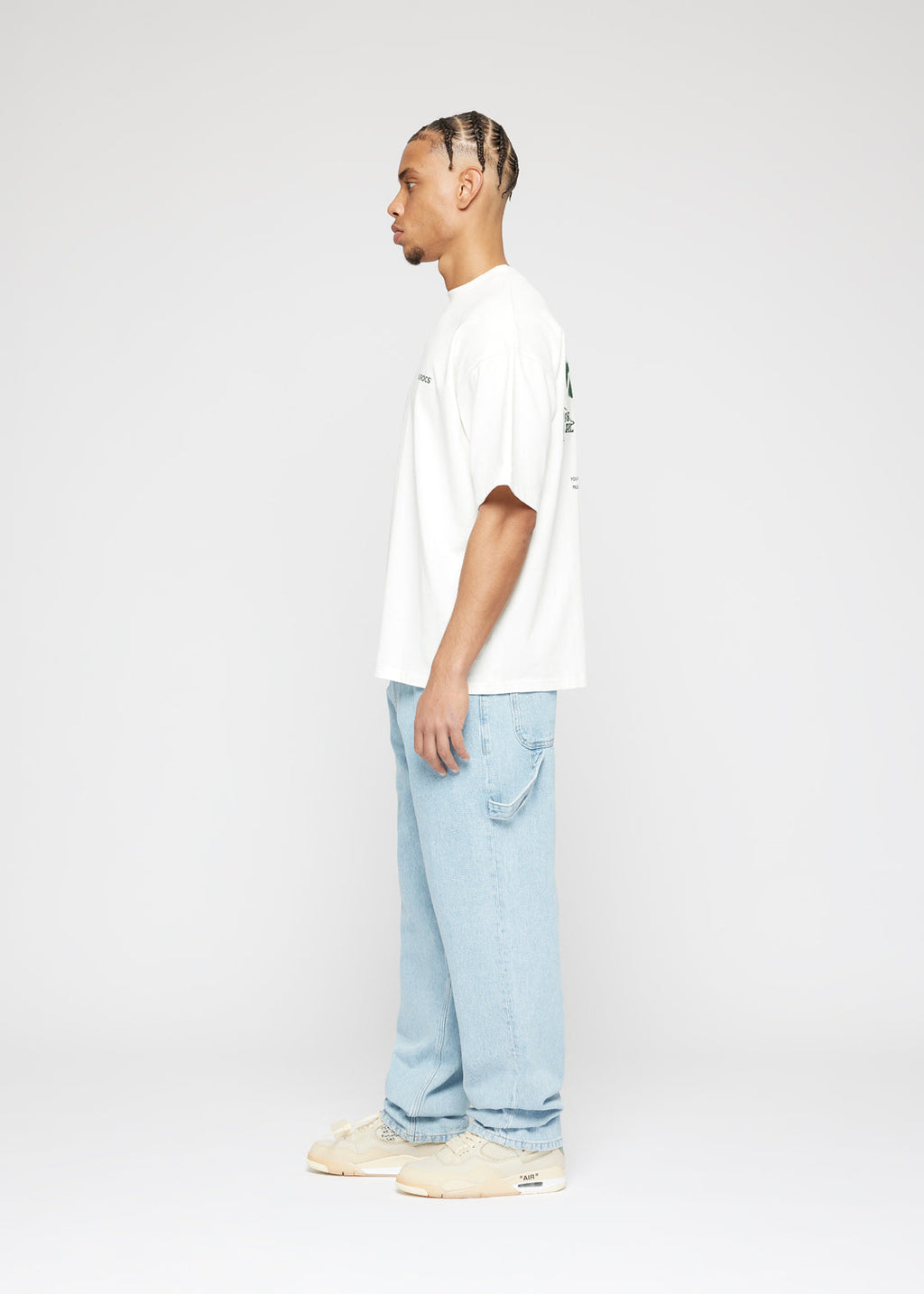 Bekannte blaue Baggy-Jeans