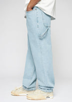 Bekannte blaue Baggy-Jeans