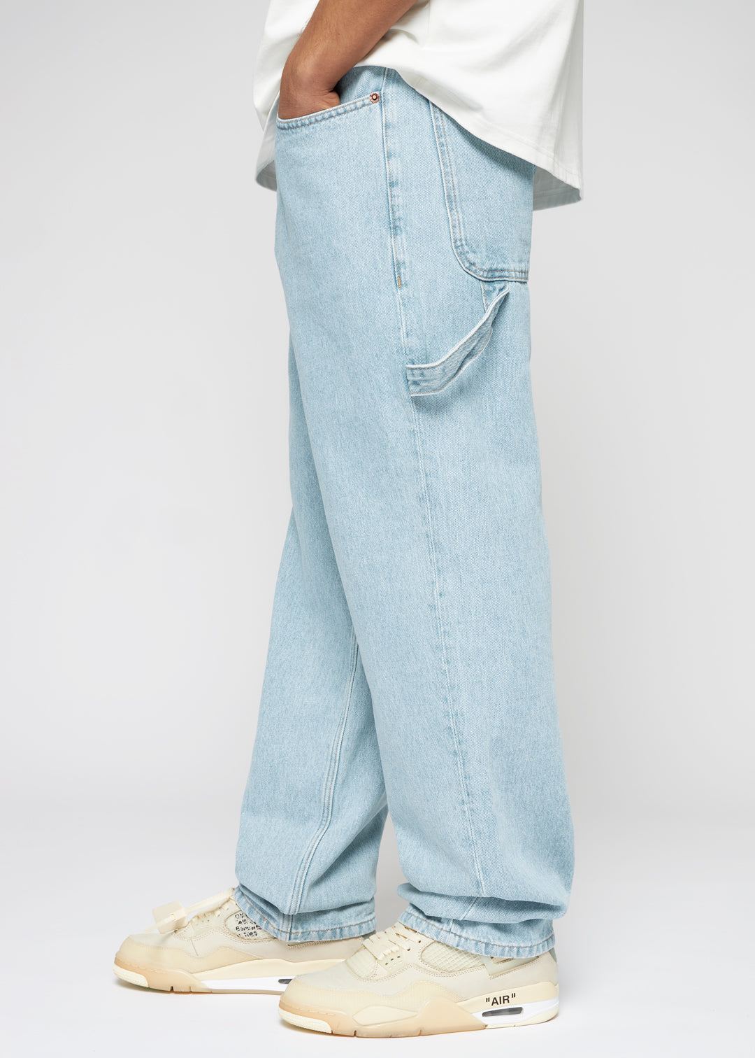 Bekannte blaue Baggy-Jeans