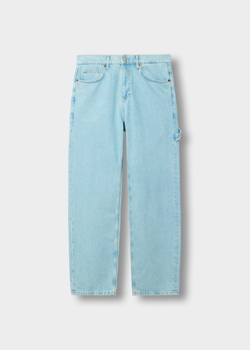 Bekannte blaue Baggy-Jeans