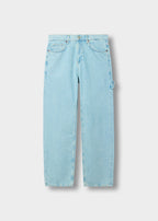 Bekannte blaue Baggy-Jeans
